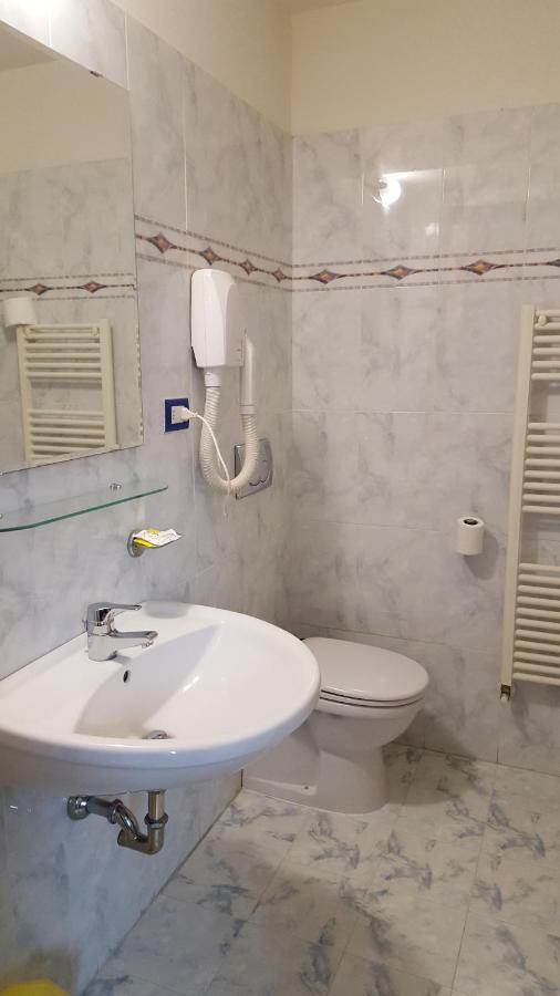 Hotel Margherita Montepiano Bagian luar foto